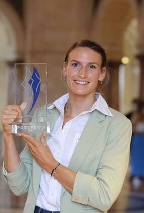 Bilder des Jahres 2021, Sport 10 Oktober Sport Themen der Woche KW40 Sport Bilder des Tages Der Bayerische Ministerpräsident Dr. Markus Söder verleiht den Bayerischen Medaillengewinner von Tokio den Bayerischen Sportpreis Ricarda Funk München Bayern Deutschland Staatskanzlei Kuppelsaal *** The Bavarian Prime Minister Dr Markus Söder awards the Bavarian Medal Winner of Tokyo the Bavarian Sports Award Ricarda Funk Munich Bavaria Germany State Chancellery Kuppelsaal