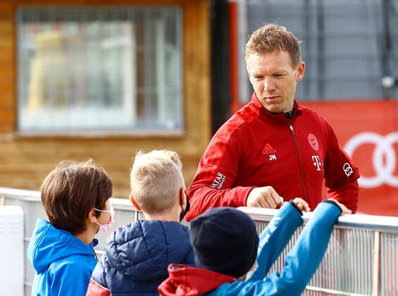 06 10 2021, FC Bayern training, football, sports, in the picture coach Julian Nagelsmann FCB learns that the children from Hamburg already have autumn holidays