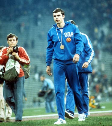 Olympische Spiele; München 1972, Leichtathletik , Stabhochsprung : Olympiasieger Wolfgang Nordwig (DDR) mit seiner Goldmedaille 02.09.1972 *** Olympic Games Munich 1972, Athletics , Pole Vault Olympic Champion Wolfgang Nordwig GDR with his gold medal 02 09 1972 HM