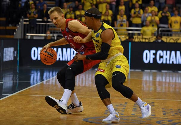 GER, Basketball, EWE Baskets Oldenburg vs Rytas Vilnius 06 10 2021, EWE Arena, Oldenburg, GER, BCL, EWE Baskets Oldenburg vs Rytas Vilnius, in picture Vaidas KARINIAUSKAS BC Rytas VILNIUS 8 Phil PRESSEY EWE Baskets Oldenburg 11 nordphotoxRojahn nph00310
