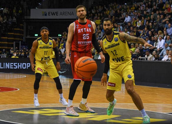 GER, Basketball, EWE Baskets Oldenburg vs Rytas Vilnius 06 10 2021, EWE Arena, Oldenburg, GER, BCL, EWE Baskets Oldenburg vs Rytas Vilnius, in picture Ivan BUVA BC Rytas VILNIUS 25 Phil PRESSEY EWE Baskets Oldenburg 11 Martin BREUNING EWE Baskets Oldenburg 12 nordphotoxRojahn nph00310