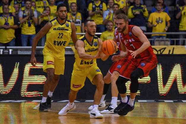 GER, Basketball, EWE Baskets Oldenburg vs Rytas Vilnius 06 10 2021, EWE Arena, Oldenburg, GER, BCL, EWE Baskets Oldenburg vs Rytas Vilnius, in picture Max HEIDEGGER EWE Baskets Oldenburg 3 Gytis RADZEVICIUS BC Rytas VILNIUS 7 TJ HOLYFIELD EWE Baskets Oldenburg 22 nordphotoxRojahn nph00310