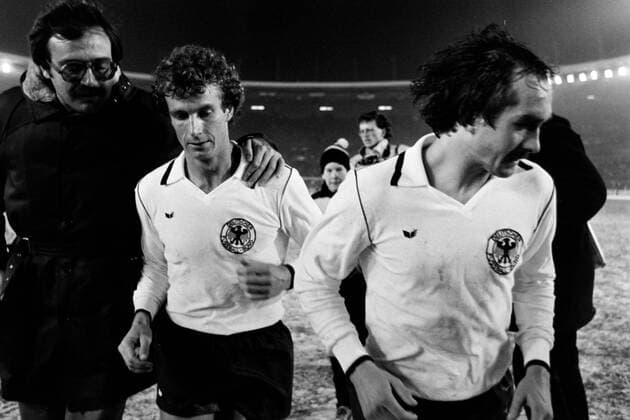 20.12.78 Deutschland - Niederlande Deutschland, Düsseldorf, 20.12.1978, FIFA, Länderspiel, DFB Deutschland - Niederlande (3:1): v.l. Rainer Bonhof, Uli Stielike (beide Deutschland). *** 20 12 78 Germany Netherlands Germany, Düsseldorf, 20 12 1978, FIFA, international match, DFB Germany Netherlands 3 1 v l Rainer Bonhof, Uli Stielike both Germany