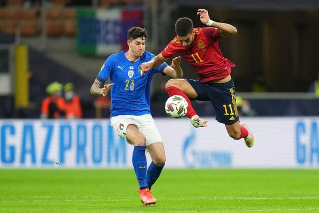 Mandatory Credit: Photo by Bagu Blanco Pressinphoto Shutterstock (12527038j) Ferran Torres of Spain and Alessandro Bastoni of Italy Italy v Spain, UEFA Nations League 2021, Semifinal. Football, San Siro Stadium, Milan, Italy - 6 Oct 2021 Editorial use only Italy v Spain, UEFA Nations League 2021, Semifinal. Football, San Siro Stadium, Milan, Italy - 6 Oct 2021 Editorial use only Copyright: xBaguxBlanco Pressinphoto Shutterstockx 12527038j