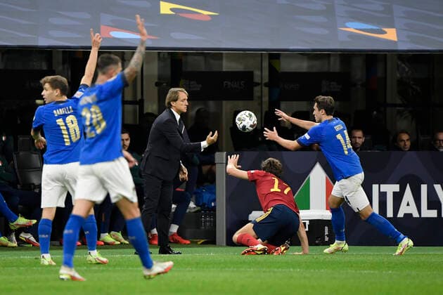 Roberto Mancini coach of Italy and Federico Chiesa of Italy during the Uefa Nations League semi-final football match between Italy and Spain at San Siro stadium in Milano (Italy), October 6th, 2021. Photo Andrea Staccioli Insidefoto andreaxstaccioli