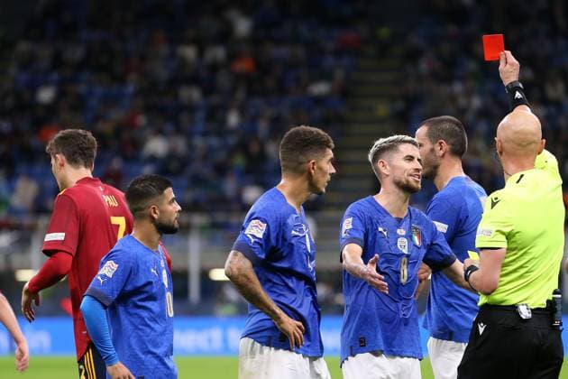 Sport Bilder des Tages Milan, Italy, 5th October 2021. The referee Sergei Karasev of Russia shows a red card to Leonardo Bonucci of Italy following his second yellow for an elbow on Sergio Busquets of Spain during the UEFA Nations League match at Giuseppe Meazza, Milan. Picture credit should read: Jonathan Moscrop Sportimage EDITORIAL USE ONLY. No use with unauthorised audio, video, data, fixture lists, club league logos or live services. Online in-match use limited to 120 images, no video emulation. No use in betting, games or single club league player publications. SPI-1229-0021