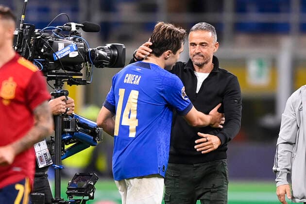 Sport Bilder des Tages Photo LaPresse - Fabio Ferrari October, 06 2021 Milan, Italy soccer Italy vs Spain - Semi-final Nations League - San Siro Stadium of Milan. In the pic:Federico Chiesa (Italy) Luis Enrique  Copyright: xFabioxFerrari LaPressex
