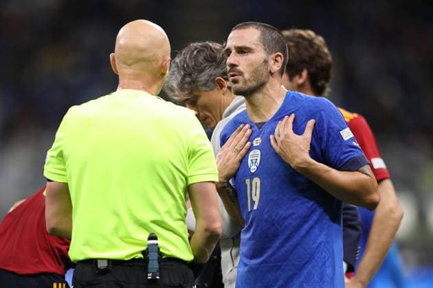 Milan, Italy, 5th October 2021. Leonardo Bonucci of Italy protests to the referee Sergei Karasev of Russia after picking up a second yellow card for an alleged elbow on Sergio Busquets of Spain during the UEFA Nations League match at Giuseppe Meazza, Milan. Picture credit should read: Jonathan Moscrop Sportimage EDITORIAL USE ONLY. No use with unauthorised audio, video, data, fixture lists, club league logos or live services. Online in-match use limited to 120 images, no video emulation. No use in betting, games or single club league player publications. SPI-1229-0042
