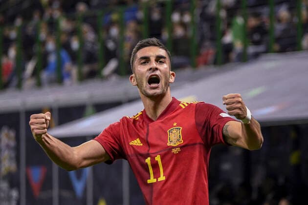 Sport Bilder des Tages Ferran Torres (Spain) celebrates after scoring his team s first goal during the Uefa Nations League 2020-2021 match between Italy 1-2 Spain at Giuseppe Meazza Stadium on October 6, 2021 in Milano, Italy. Noxthirdxpartyxsales  (171343143)