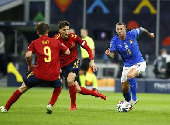(211007) -- MILAN, Oct. 7, 2021 -- Italy s Federico Bernardeschi (R) breaks through during the UEFA Nations League semifinal between Italy and Spain in Milan, Italy, Oct. 6, 2021. (Str Xinhua) (SP)ITALY-MILAN-FOOTBALL-UEFA NATIONS LEAGUE-ITALY VS SPAIN Stringer 