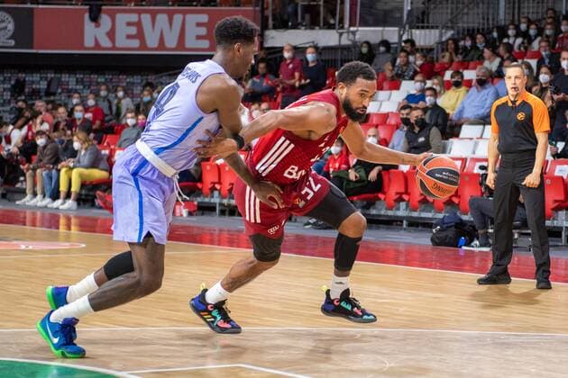 Nigel Hayes Davis 14 FC Barcelona , Darrun Hilliard 32 FC Bayern , FC Bayern Basketball vs FC Barcelona, EuroLeague, 07 10 2021 Muenchen Bayern Germany Copyright: xkolbert-press UlrichxGamelx