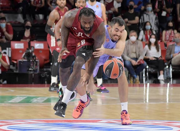 07 10 2021, xemx, Basketball EuroLeague, FC Bayern Muenchen Basketball FC Barcelona emspor, v l Othello Hunter FC Bayern Basketball , Pierre Oriola FC Barcelona duel, duel, fight, tackle Muenchen
