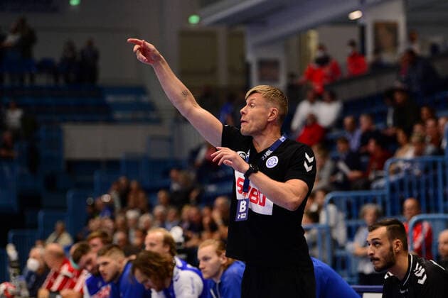 Gudjon Valur Sigurdsson coach VfL Gummersbach directs his team, Handball, DHB Cup Round 2, 2021 22, VfL Gummersbach vs TuS Ferndorf, 07 10 2021 Handball, DHB Cup Round 2, 2021 22, VfL Gummersbach vs TuS Ferndorf, 07 10 2021 Gummersbach Copyright: xAugstx xEibner-Pressefotox EP_jat