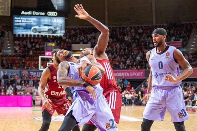 Alex Abrines 21 FC Barcelona , Thomas Deshaun 1 FC Bayern , Cory Higgins 22 FC Barcelona , FC Bayern Basketball vs FC Barcelona, EuroLeague, 07 10 2021 Muenchen Bayern Germany Copyright: xkolbert-press UlrichxGamelx