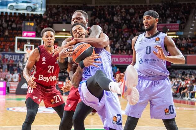 Alex Abrines 21 FC Barcelona , Thomas Deshaun 1 FC Bayern , Cory Higgins 22 FC Barcelona , FC Bayern Basketball vs FC Barcelona, EuroLeague, 07 10 2021 Muenchen Bayern Germany Copyright: xkolbert-press UlrichxGamelx
