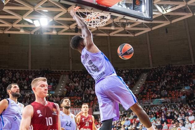 Ognjen Jaramaz 10 FC Bayern , Nigel Hayes Davis 14 FC Barcelona , Dunk, FC Bayern Basketball vs FC Barcelona, EuroLeague, 07 10 2021 Muenchen Bayern Germany Copyright: xkolbert-press UlrichxGamelx