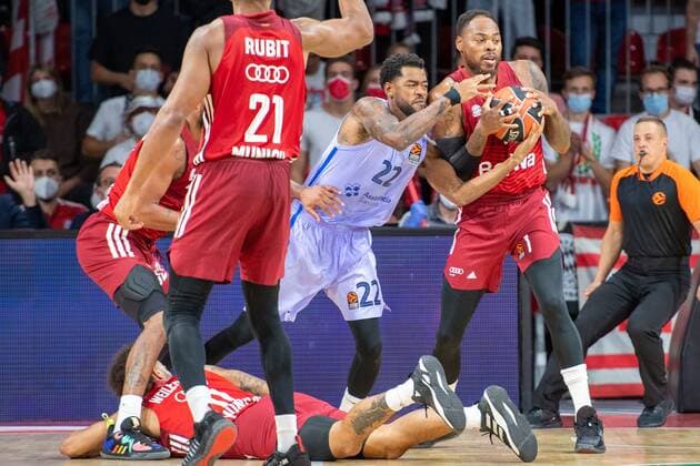 Cory Higgins 22 FC Barcelona , Thomas Deshaun 1 FC Bayern , FC Bayern Basketball vs FC Barcelona, EuroLeague, 07 10 2021 Muenchen Bayern Germany Copyright: xkolbert-press UlrichxGamelx