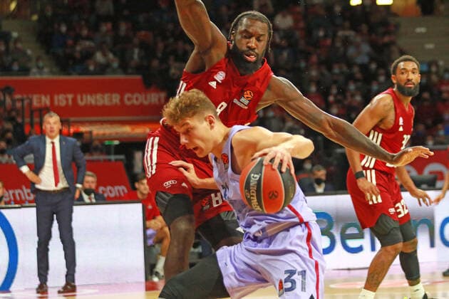 8 Tegba Othello Hunter FCBB red vs 31 Rokas Jokubaitis Barcelona Basketball, EuroLeague, FC Bayern Munich vs FC Barcelona Audi Dome, on 07 10 21 PHOTO Mladen Lackovic LakoPress