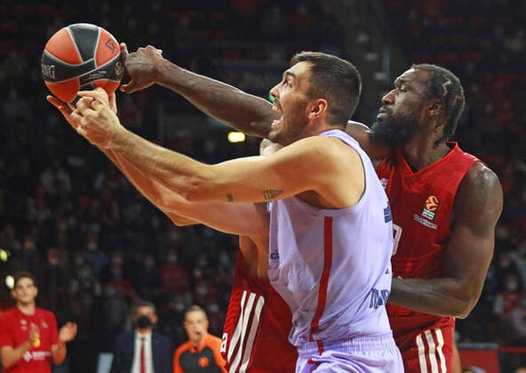 8 Tegba Othello Hunter FCBB red vs 18 Pierre Oriola Barcelona Basketball, EuroLeague, FC Bayern Munich vs FC Barcelona Audi Dome, on 07 10 21 PHOTO Mladen Lackovic LakoPress