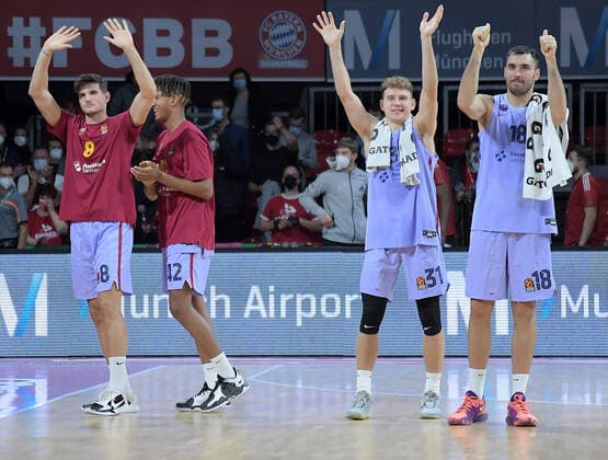 07 10 2021, xemx, Basketball EuroLeague, FC Bayern Muenchen Basketball FC Barcelona emspor, v l team, players, cheer at the end of the match, celebrate at the end of the match Muenchen