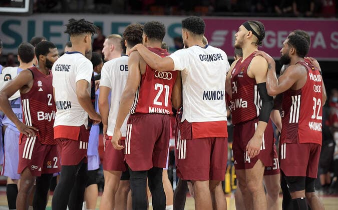 07 10 2021, xemx, Basketball EuroLeague, FC Bayern Muenchen Basketball FC Barcelona emspor, v l team, players, disappointed, disappointed looking at the end of the game, dissapointed at the end of the match Muenchen
