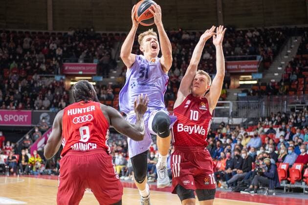 Othello Hunter 8 FC Bayern , Rokas Jokubaitis 31 FC Barcelona , Ognjen Jaramaz 10 FC Bayern , FC Bayern Basketball vs FC Barcelona, EuroLeague, 07 10 2021 Muenchen Bayern Germany Copyright: xkolbert-press UlrichxGamelx