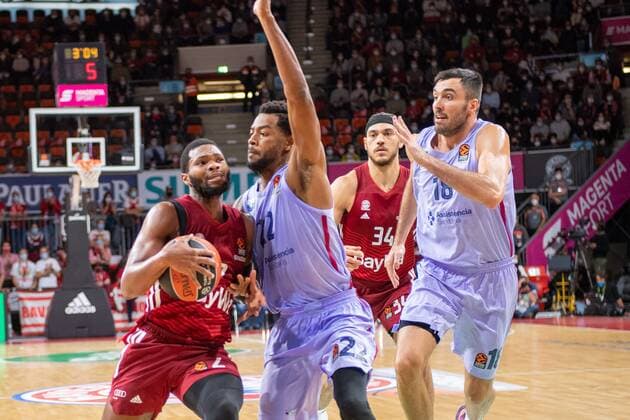 Corey Walden 2 FC Bayern , Cory Higgins 22 FC Barcelona , Pierre Oriola 18 FC Barcelona Barca , FC Bayern Basketball vs FC Barcelona, EuroLeague, 07 10 2021 Muenchen Bayern Germany Copyright: xkolbert-press UlrichxGamelx