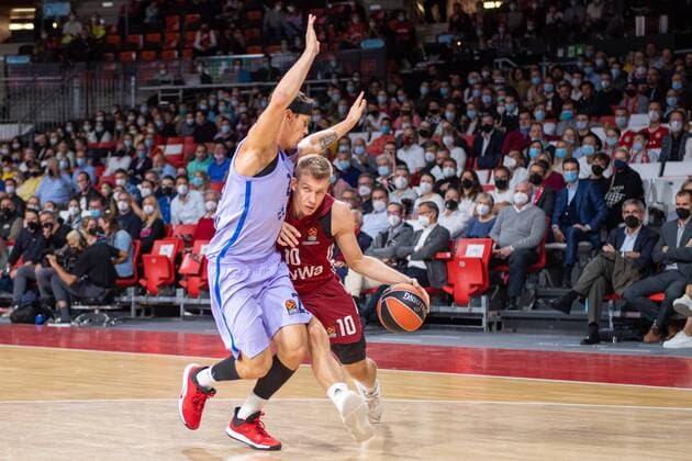 Cory Higgins 22 FC Barcelona , Ognjen Jaramaz 10 FC Bayern , FC Bayern Basketball vs FC Barcelona, EuroLeague, 07 10 2021 Muenchen Bayern Germany Copyright: xkolbert-press UlrichxGamelx