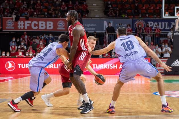 Kyle Kuric 24 FC Barcelona , Othello Hunter 8 FC Bayern , Ognjen Jaramaz 10 FC Bayern , Pierre Oriola 18 FC Barcelona Barca , FC Bayern Basketball vs FC Barcelona, EuroLeague, 07 10 2021 Muenchen Bayern Germany Copyright: xkolbert-press UlrichxGamelx