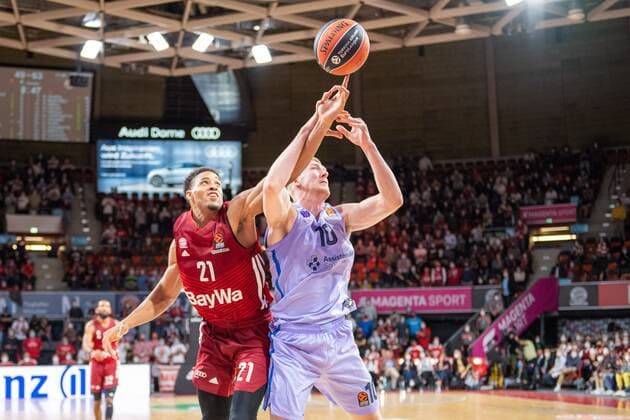 Augustine Rubit 21 FC Bayern , Rolands Smits 10 FC Barcelona , FC Bayern Basketball vs FC Barcelona, EuroLeague, 07 10 2021 Muenchen Bayern Germany Copyright: xkolbert-press UlrichxGamelx