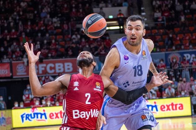 Corey Walden 2 FC Bayern , Pierre Oriola 18 FC Barcelona Barca , FC Bayern Basketball vs FC Barcelona, EuroLeague, 07 10 2021 Muenchen Bayern Germany Copyright: xkolbert-press UlrichxGamelx