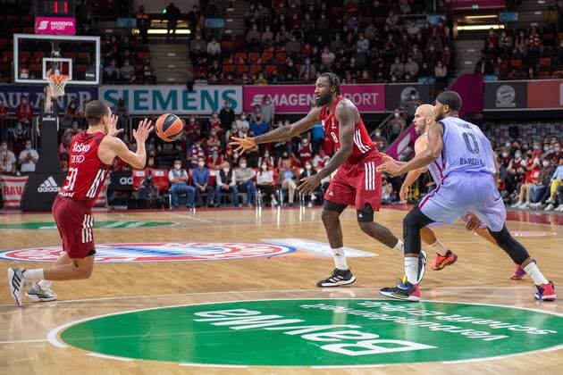 Zan Mark Sisko 31 FC Bayern , Othello Hunter 8 FC Bayern , Brandon Davis 0 FC Barcelona , FC Bayern Basketball vs FC Barcelona, EuroLeague, 07 10 2021 Muenchen Bayern Germany Copyright: xkolbert-press UlrichxGamelx