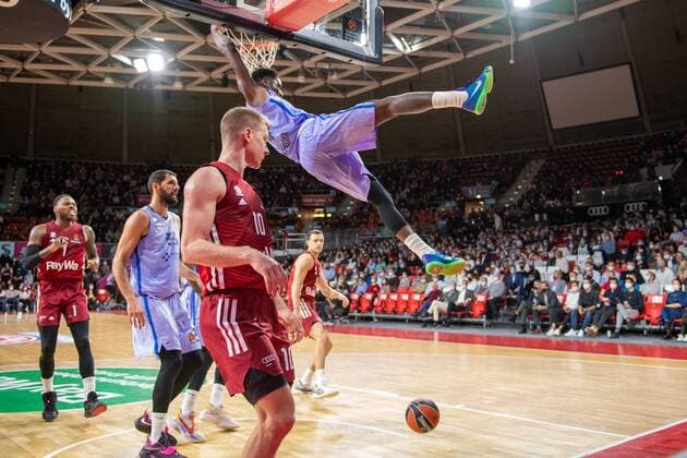 Nigel Hayes Davis 14 FC Barcelona , Dunk, FC Bayern Basketball vs FC Barcelona, EuroLeague, 07 10 2021 Muenchen Bayern Germany Copyright: xkolbert-press UlrichxGamelx