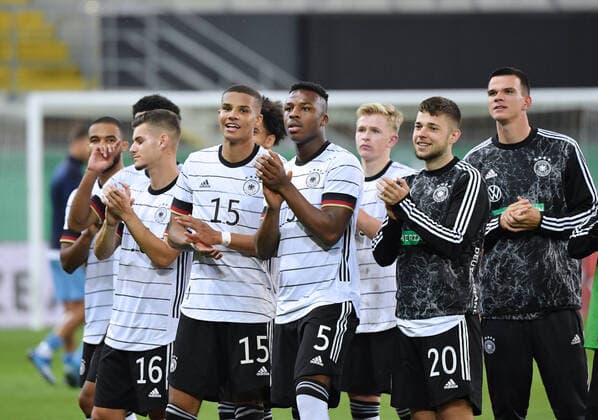 Germanys players celebrate victory, front f r , Erik Shuranov Germany , Armel Bella Kotchap Germany , Malick Thiaw Germany , Tom Krauß Germany 07 10 2021, football UEFA European Championship qualifying, U21 season 2021 22, group stage, matchday 4, Germany Israel photo Maik Hölter TEAM2sportphoto Paderborn Benteler Arena Nordrhein Westfalen Germany Team2
