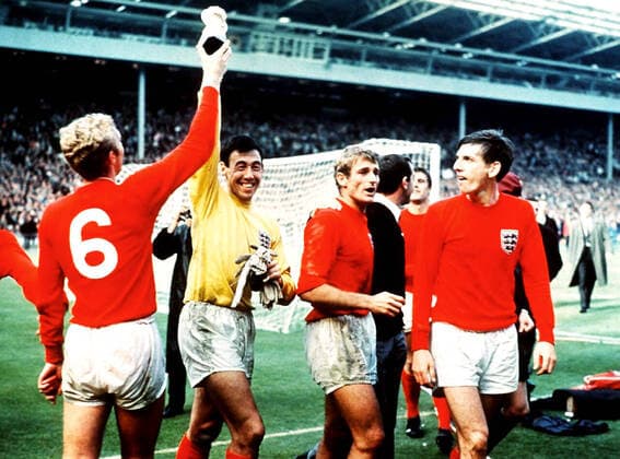 Gordon Banks and Bobby Moore hold the trophy during England?s lap of honour at Wembley Stadium. Martin Peters and Roger Hunt also pictured., Gordon Banks, Bobby Moore, Martin Peters, Roger Hunt Wembley Stadium, London, UK, Copyright: xVarleyxMediaxx, Ref:VM FWC66 002 England celebrate 2.jpg, FIFA World Cup, WM, Weltmeisterschaft, Fussball final, Wembley, stadium, Gordon Banks, Bobby Moore, Martin Peters, Roger Hunt, football, soccer, celebrations, happy, 1966 Copyright: xVarleyxMediaxx