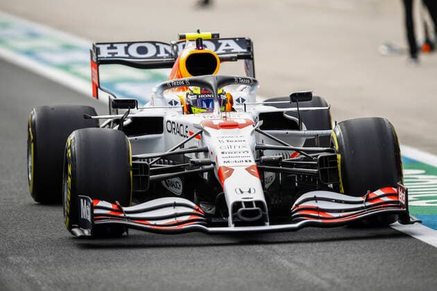 11 PEREZ Sergio (mex), Red Bull Racing Honda RB16B, action during the Formula 1 Rolex Turkish Grand Prix 2021, 16th round of the 2021 FIA Formula One World Championship, WM, Weltmeisterschaft from October 8 to 10, 2021 on the Istanbul Park, in Tuzla, Turkey - F1 - TURKISH GRAND PRIX 2021 DPPI Panoramic  00121033__B3_8341