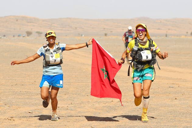 Bilder des Jahres 2021, Sport 10 Oktober Sport Themen der Woche KW40 Sport Bilder des Tages 8th October 2021; Boulchrhal to Sud Jebel Irhfelt N& x2019;Tissalt ; Marathon des Sables, stage 5 and final stage of a six-day, 251 km ultramarathon, which is approximately the distance of six regular marathons. The longest single stage is 91 km long. This multiday race is held every year in southern Morocco, in the Sahara Desert. Aziz Raji (mor) crosses the line as ladies winner holding hands with compatriot HAMDOUCH Hassna (Mor)  ActionPlus12329517 JonxBromley
