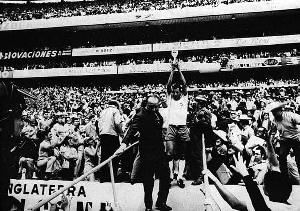 Brazil captain Carlos Alberto lifts the World Cup after his nation?s 4-1 victory over Italy in the 1970 FIFA World Cup, WM, Weltmeisterschaft, Fussball final. , Carlos Alberto Estadio Azteca, Mexico City, Mexico, Ref:VM FWC70 004 Carlos Alberto Brazil lifts trophy.jpg, FIFA World Cup, Brazil, 1970, Carlos Alberto, trophy, Jules Rimet, Italy, final, football, soccer, fans, Mexico, Estadio Azteca Copyright: xVarleyxMediaxx
