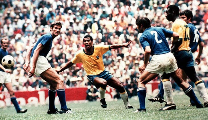 Jairzinho in the thick of the action for Brazil during the 1970 FIFA World Cup, WM, Weltmeisterschaft, Fussball final against Italy., Jairzinho, Pele, Tarcisio Burgnich, Giancarlo De Sisti Estadio Azteca, Mexico City, Mexico, Ref:VM FWC70 007 Jairzinho Brazil.jpg, FIFA World Cup, final, Brazil, Italy, Jairzinho, Pele, Tarcisio Burgnich, Giancarlo De Sisti, Estadio Azteca, Mexico City, Mexico, football, soccer, 1970 Copyright: xVarleyxMediaxx