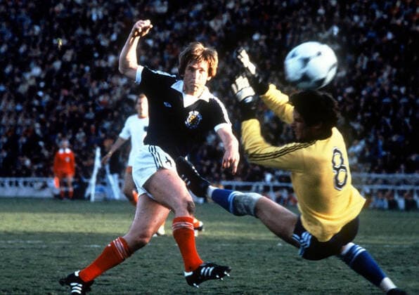 Kenny Dalglish scores for Scotland against the Netherlands during the 1978 FIFA World Cup, WM, Weltmeisterschaft, Fussball , Kenny Dalglish, Jan Jongbloed Estadio Ciudad de Mendoza, Mendoza, Argentina, Ref:VM FWC78 005 Kenny Dalglish Scotland.jpg, Kenny Dalglish, Jan Jongbloed, Scotland, Netherlands, Holland, FIFA World Cup, football, soccer, goal, Mendoza, Estadio Ciudad de Mendoza, Argentina, 1978 Copyright: xVarleyxMediaxx