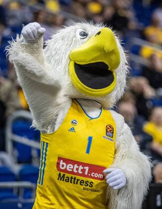 Basketball EuroLeague, ALBA Berlin ASVEL Lyon Villeurbanne, 2 matchday, Mercedes Benz Arena Mascot Albatros cheers on the ALBA Berlin team ALBA Berlin ASVEL Villeurbanne