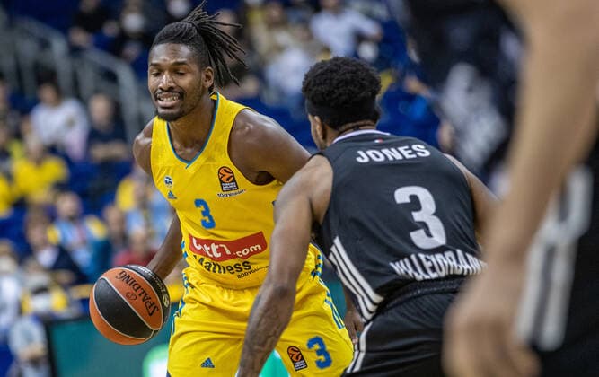 Basketball EuroLeague, ALBA Berlin ASVEL Lyon Villeurbanne, 2 Matchday, Mercedes Benz Arena ALBAs Jaleen Smith l fights for the ball against Chris Jones of ASVEL Villeurbanne ALBA Berlin ASVEL Villeurbanne