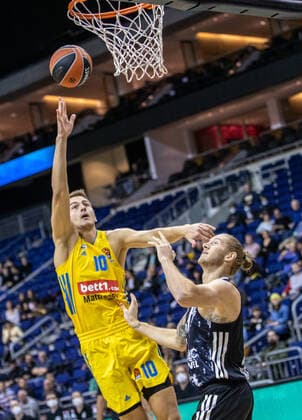 Basketball EuroLeague, ALBA Berlin ASVEL Lyon Villeurbanne, 2 Matchday, Mercedes Benz Arena ALBAs Tim Schneider l jumps with the ball to the basket ALBA Berlin ASVEL Villeurbanne