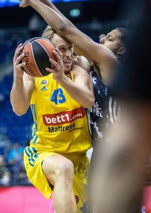 Basketball EuroLeague, ALBA Berlin ASVEL Lyon Villeurbanne, 2 Matchday, Mercedes Benz Arena ALBAs Luke Sikma l fights his way through the defence of ASVEL Villeurbannel ALBA Berlin ASVEL Villeurbanne