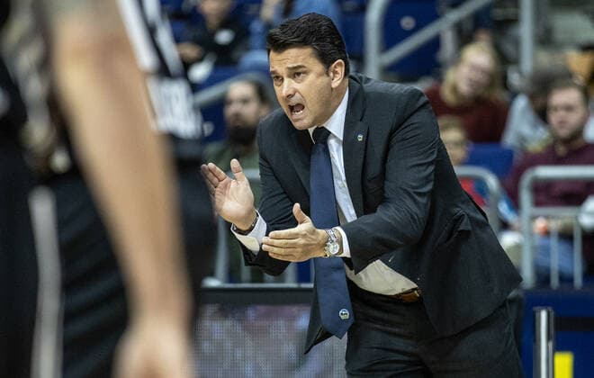 Basketball EuroLeague, ALBA Berlin ASVEL Lyon Villeurbanne, Matchday 2, Mercedes Benz Arena ALBAs head coach Israel Gonzalez fires up his team ALBA Berlin ASVEL Villeurbanne