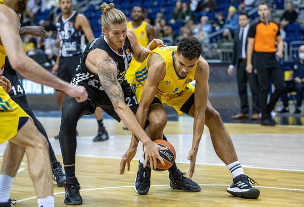 Basketball EuroLeague, ALBA Berlin ASVEL Lyon Villeurbanne, 2 Matchday, Mercedes Benz Arena ALBAs Oscar da Silva r fights for the ball against Dylan Osetkowski of ASVEL Villeurbanne ALBA Berlin ASVEL Villeurbanne