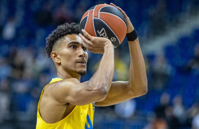 Basketball EuroLeague, ALBA Berlin ASVEL Lyon Villeurbanne, Matchday 2, Mercedes Benz Arena ALBAs Maodo Lo throws the ball ALBA Berlin ASVEL Villeurbanne