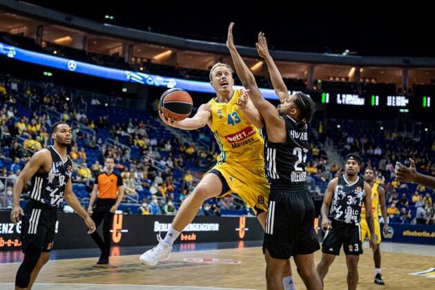 Basketball Berlin 08 10 2021 Season 2021 2022 EuroLeague Regular Season Alba Berlin LDLC ASVEL Villeurbanne Luke Sikma Alba Berlin, No 43 William Howard Villeurbanne, No 25