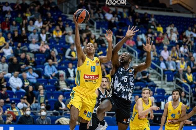 Basketball Berlin 08 10 2021 Season 2021 2022 EuroLeague Regular Season Alba Berlin LDLC ASVEL Villeurbanne Louis Olinde Alba Berlin, No 19 Charles Kahudi Villeurbanne, No 05