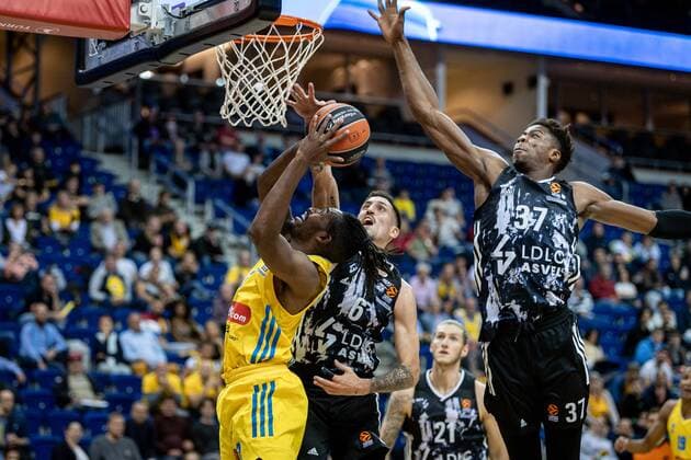 Basketball Berlin 08 10 2021 Season 2021 2022 EuroLeague Regular Season Alba Berlin LDLC ASVEL Villeurbanne Jaleen Smith Alba Berlin, No 03 Rok Stipcevic Vilnius, No 06 Kostas Antetokounmpo Villeurbanne, No 37